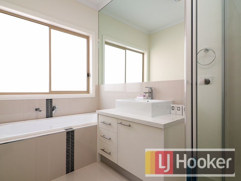 17 Mickleham Drive, Cranbourne North VIC 3977