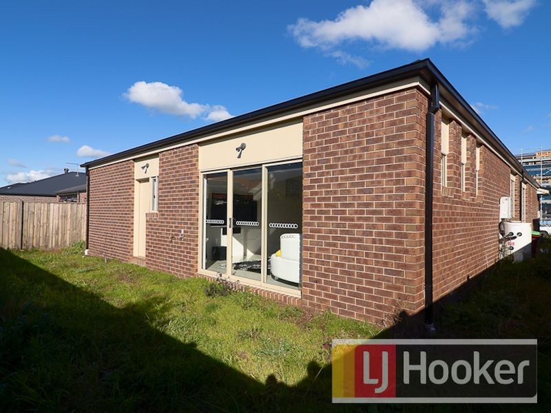 17 Mickleham Drive, Cranbourne North VIC 3977