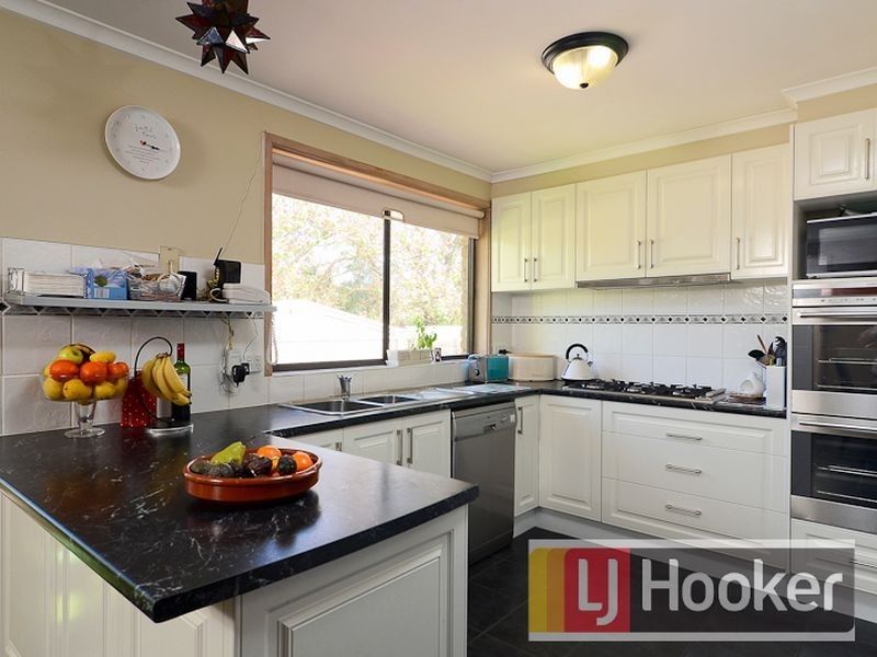 4 Tenandra Court, Berwick VIC 3806