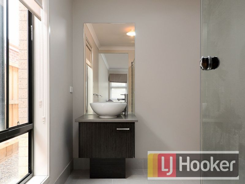 7 Brocker Street, Clyde North VIC 3978