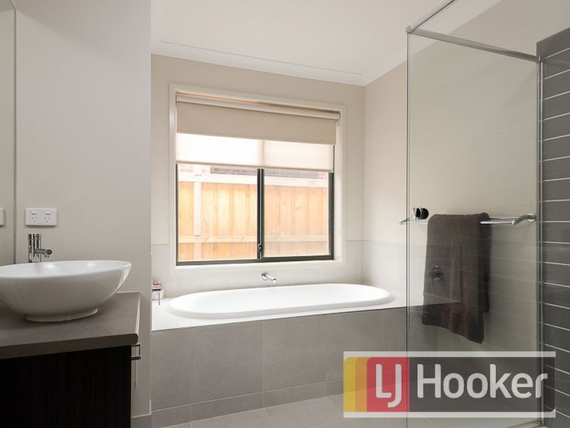 7 Brocker Street, Clyde North VIC 3978