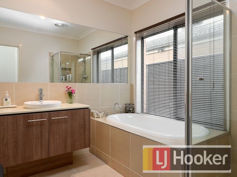 11 Jefferson Avenue, Cranbourne North VIC 3977