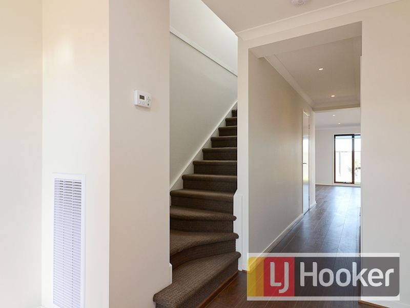 28 Selandra Blvd, Clyde North VIC 3978