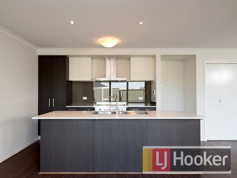 28 Selandra Blvd, Clyde North VIC 3978