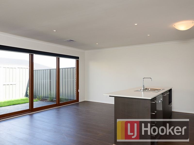 28 Selandra Blvd, Clyde North VIC 3978