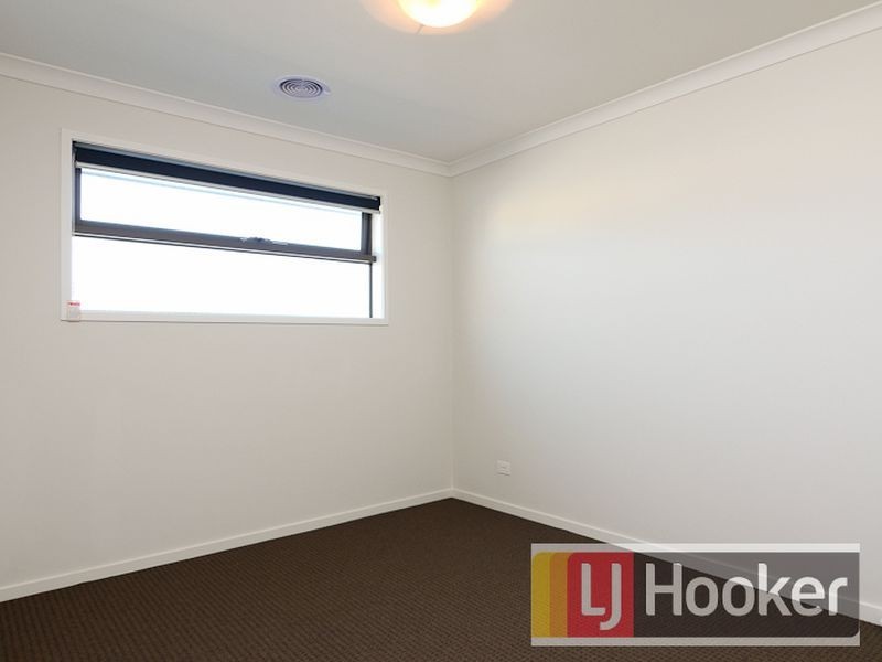 28 Selandra Blvd, Clyde North VIC 3978