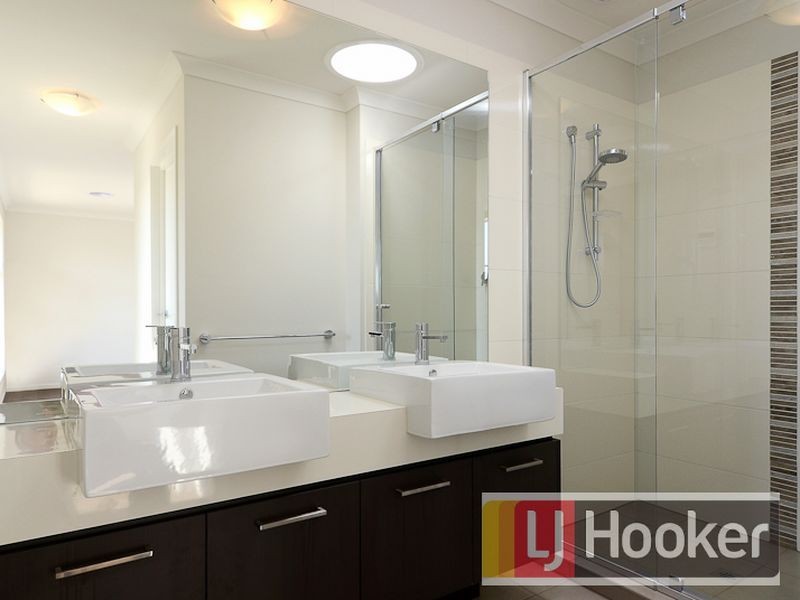 28 Selandra Blvd, Clyde North VIC 3978