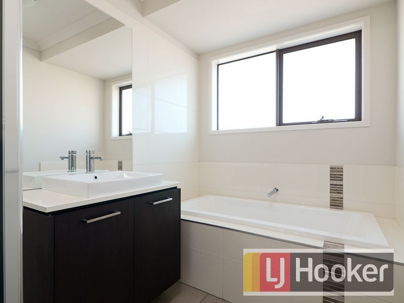 28 Selandra Blvd, Clyde North VIC 3978