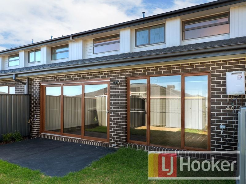 28 Selandra Blvd, Clyde North VIC 3978