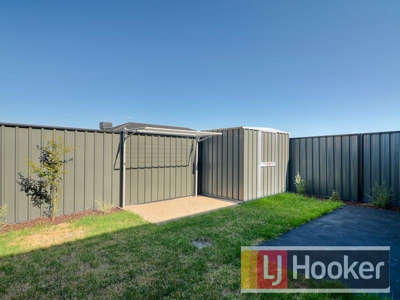 28 Selandra Blvd, Clyde North VIC 3978