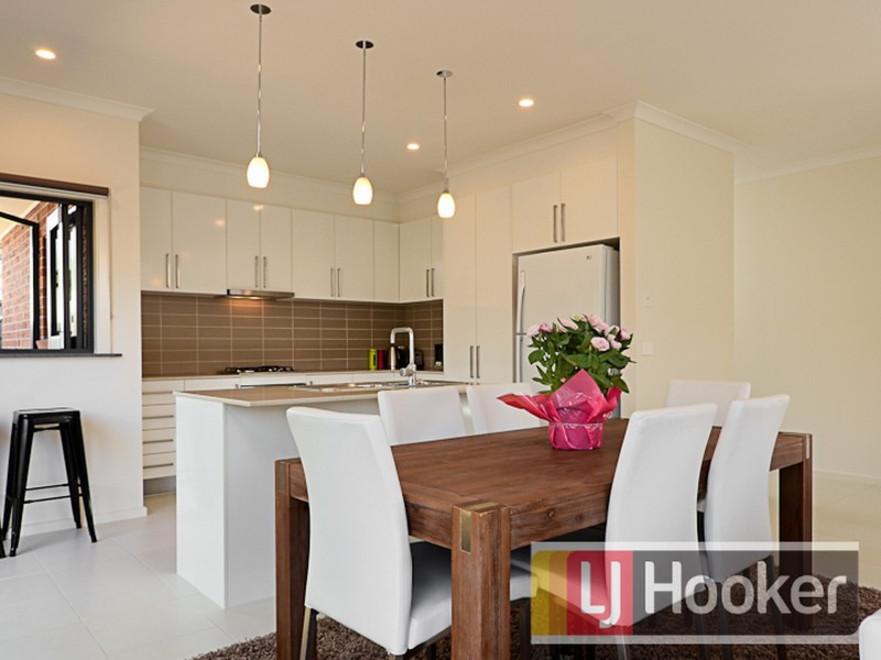 2/10 Tatterson Street, Hampton Park VIC 3976