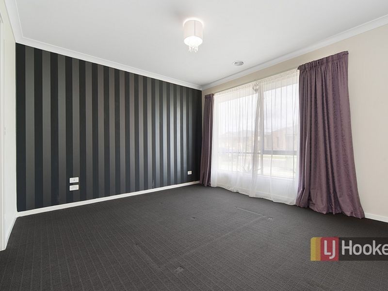17 Pyrenees Road, Clyde North VIC 3978