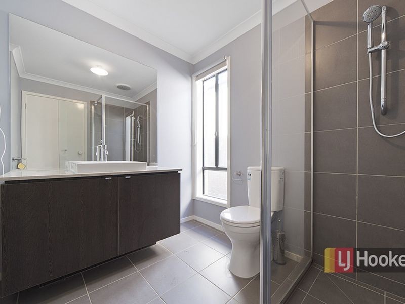 17 Pyrenees Road, Clyde North VIC 3978