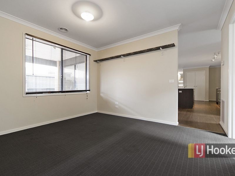 17 Pyrenees Road, Clyde North VIC 3978