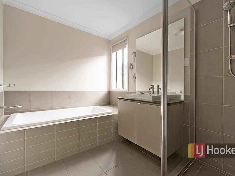 17 Pyrenees Road, Clyde North VIC 3978