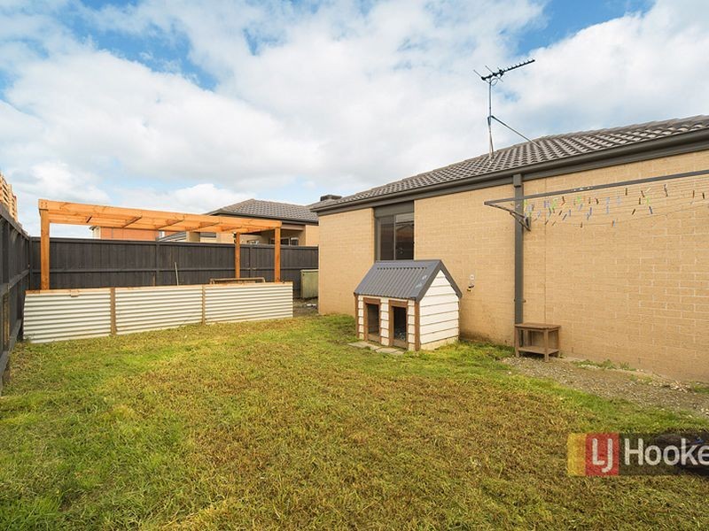 17 Pyrenees Road, Clyde North VIC 3978