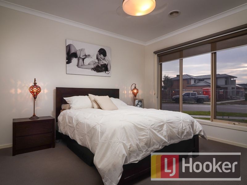 16 Beechtree Way, Cranbourne North VIC 3977