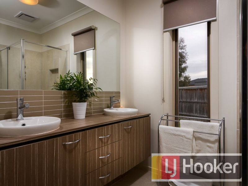 16 Beechtree Way, Cranbourne North VIC 3977