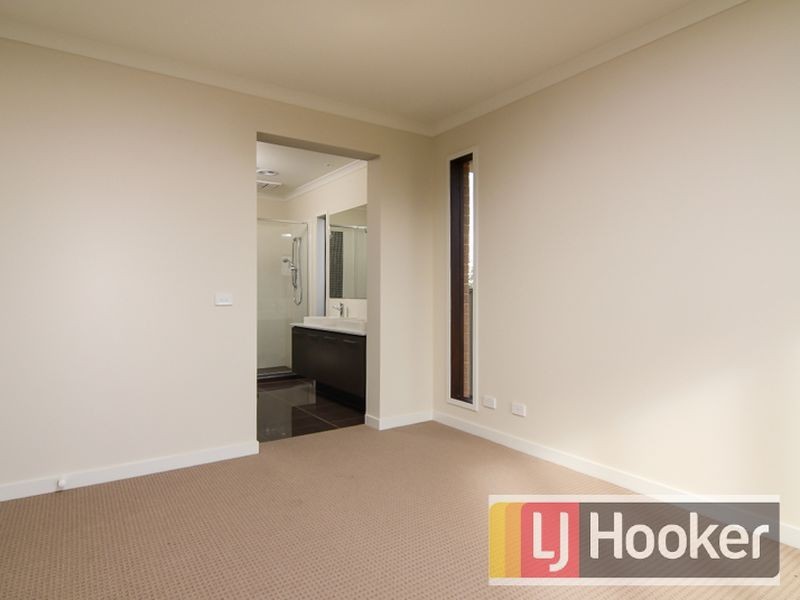 23 Guilfoylia Drive, Cranbourne North VIC 3977