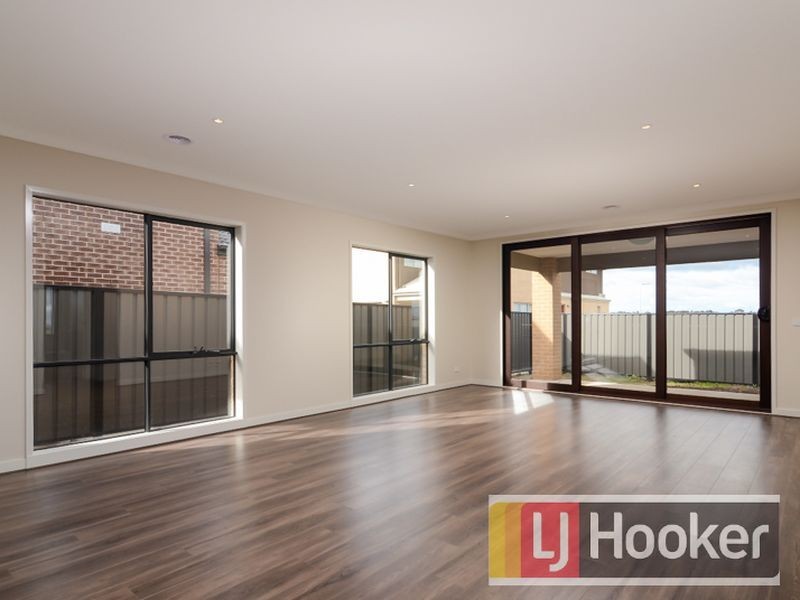 23 Guilfoylia Drive, Cranbourne North VIC 3977