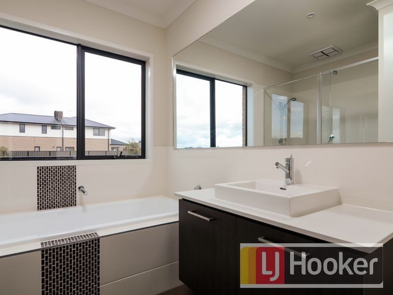 23 Guilfoylia Drive, Cranbourne North VIC 3977