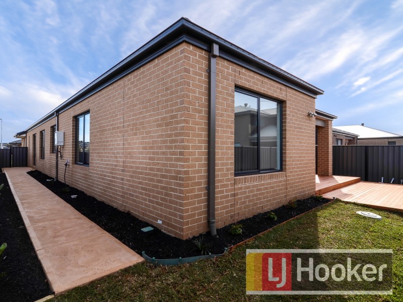 23 Guilfoylia Drive, Cranbourne North VIC 3977