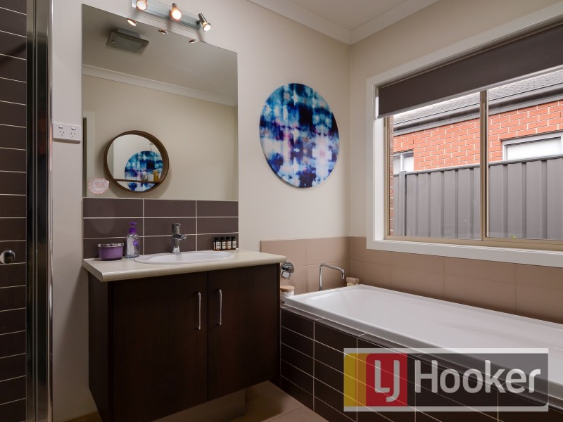 29 Kindred Avenue, Cranbourne North VIC 3977