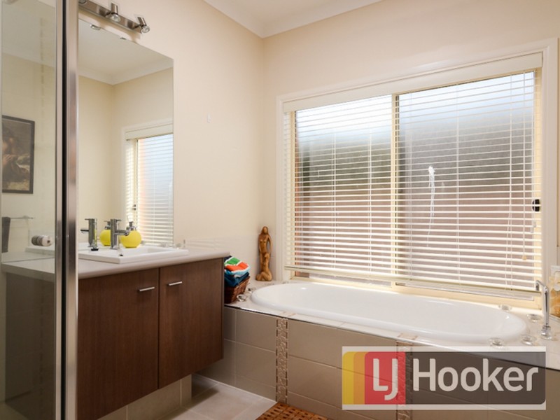 17 Lavender Avenue, Pakenham VIC 3810