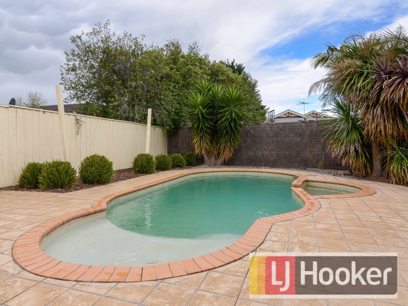 16 Dunmera Crescent, Narre Warren South VIC 3805
