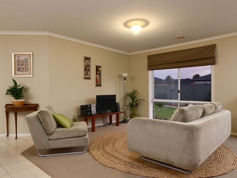 21 Bradford Drive, Cranbourne East VIC 3977