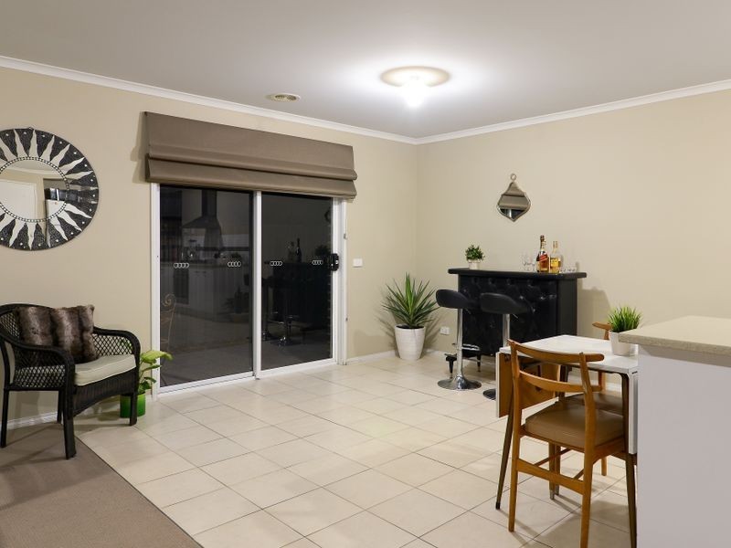 21 Bradford Drive, Cranbourne East VIC 3977