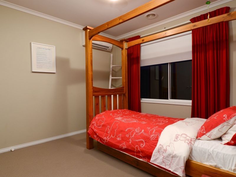 21 Bradford Drive, Cranbourne East VIC 3977