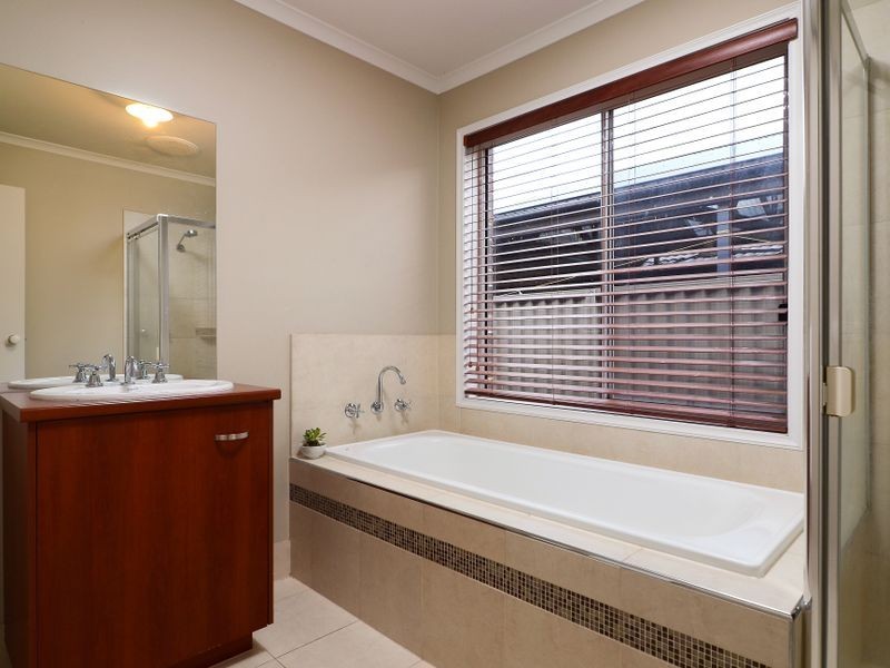 21 Bradford Drive, Cranbourne East VIC 3977