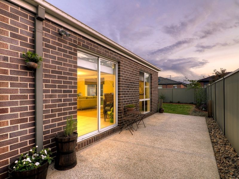 21 Bradford Drive, Cranbourne East VIC 3977