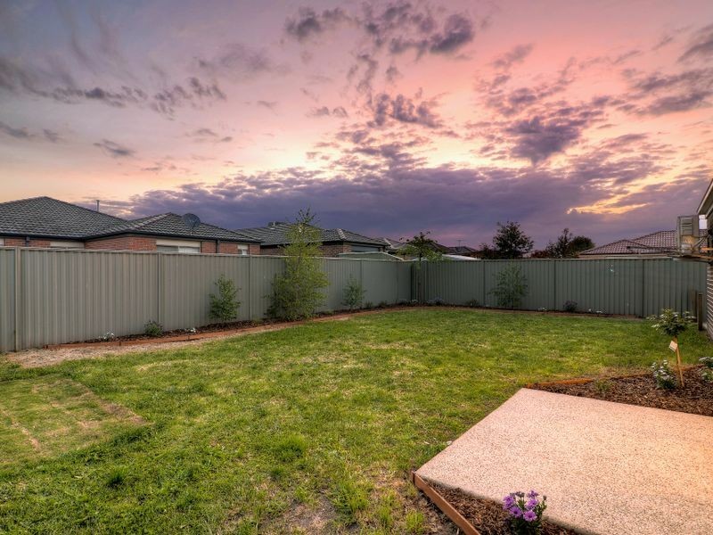 21 Bradford Drive, Cranbourne East VIC 3977