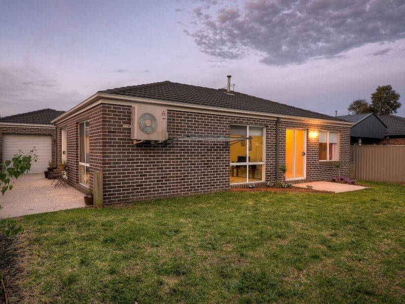 21 Bradford Drive, Cranbourne East VIC 3977