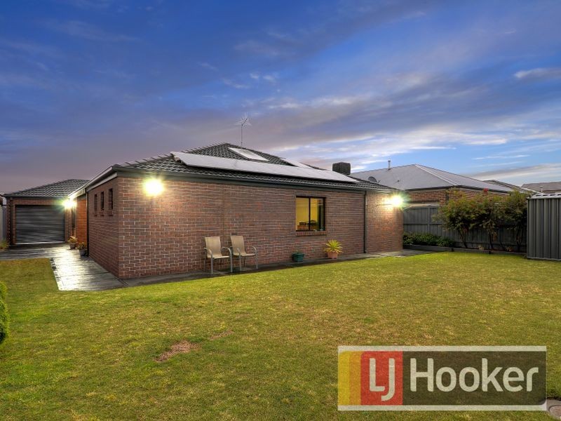 4 Beechtree Way, Cranbourne North VIC 3977