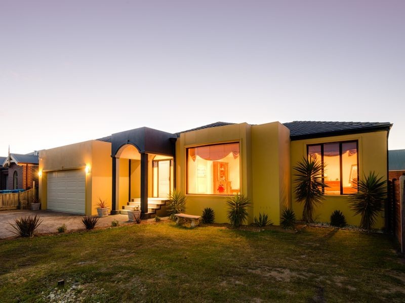 18 Peppertree Avenue, Narre Warren South VIC 3805