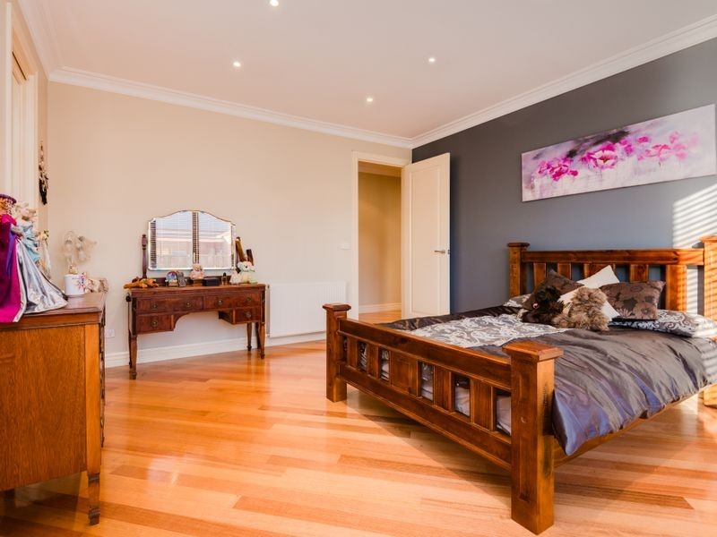 18 Peppertree Avenue, Narre Warren South VIC 3805