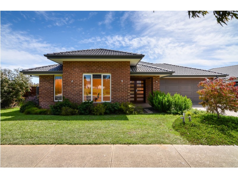 142 Alisma Boulevard, Cranbourne North VIC 3977