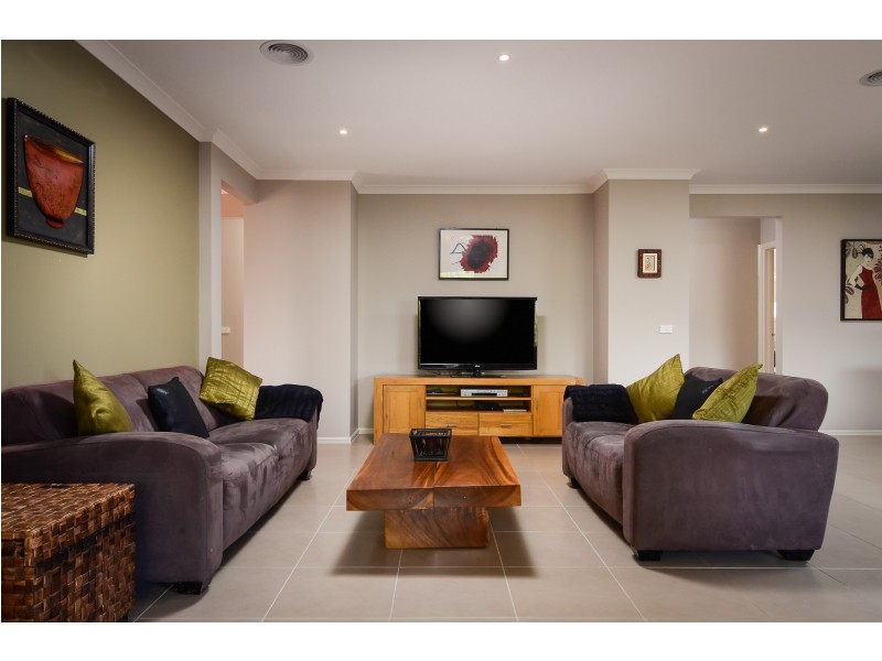 142 Alisma Boulevard, Cranbourne North VIC 3977