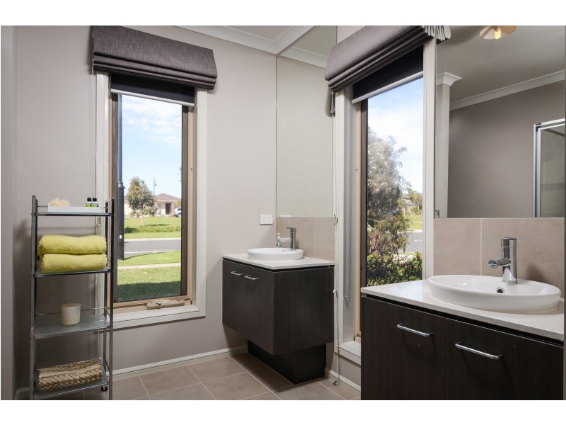 142 Alisma Boulevard, Cranbourne North VIC 3977