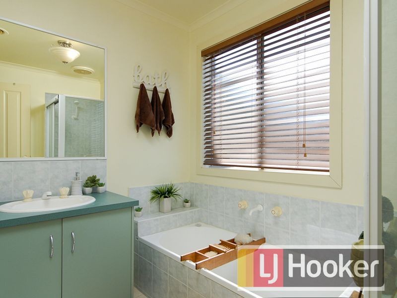 70 Lakeview Drive, Narre Warren South VIC 3805