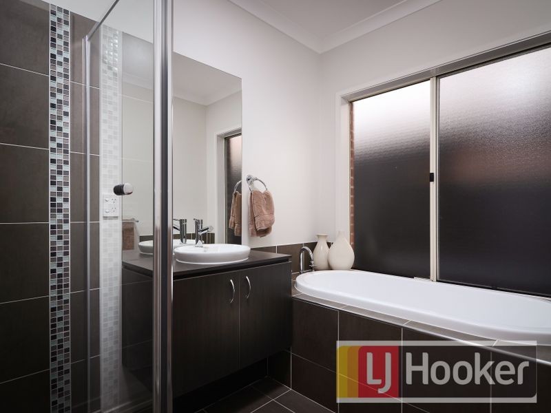 10 Sagan Drive, Cranbourne North VIC 3977