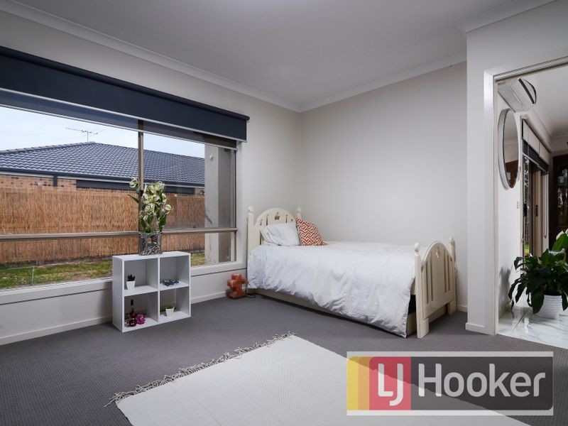 16 Beechtree Way, Cranbourne North VIC 3977