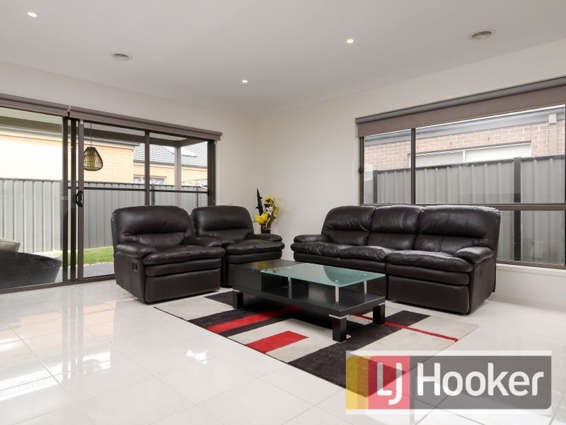 1 Freiberger Grove, Clyde North VIC 3978