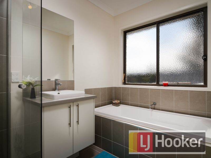 1 Freiberger Grove, Clyde North VIC 3978