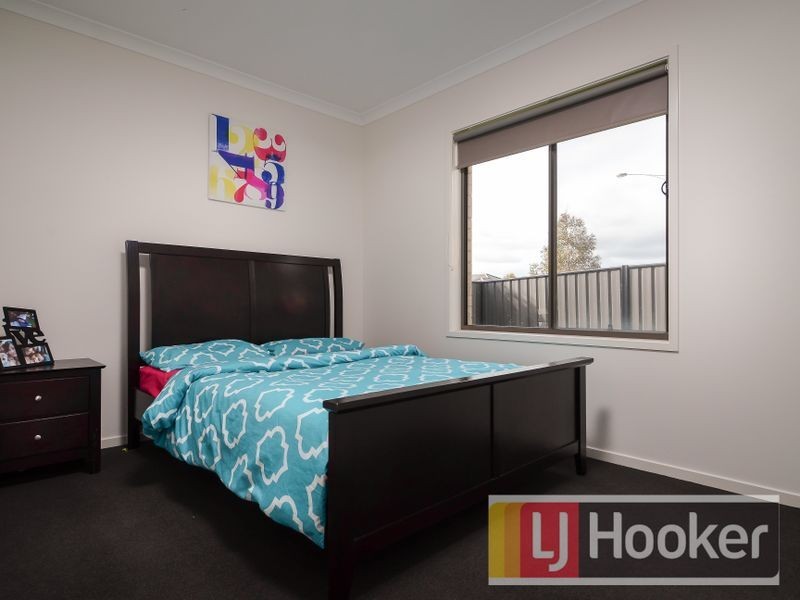 1 Freiberger Grove, Clyde North VIC 3978