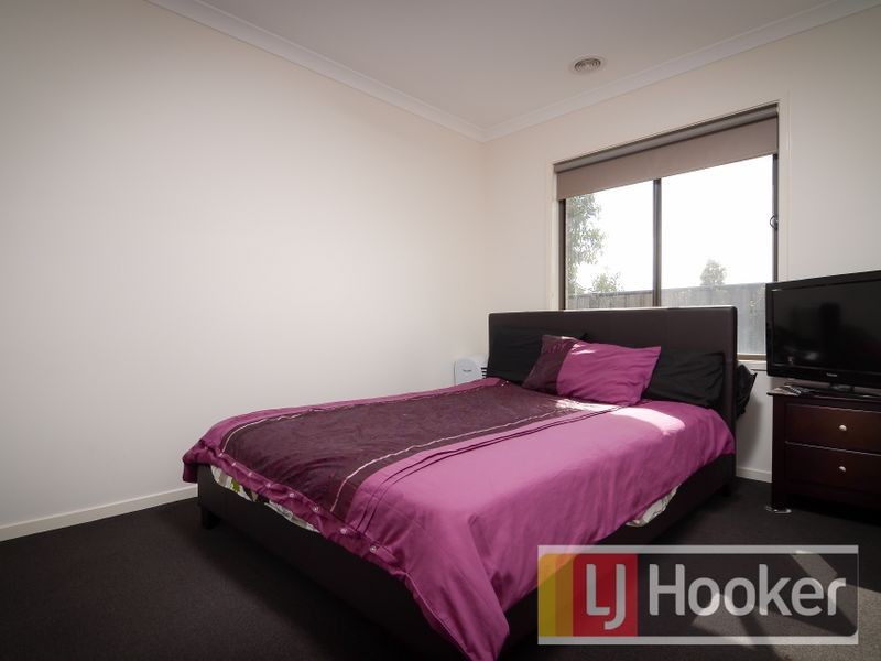 1 Freiberger Grove, Clyde North VIC 3978