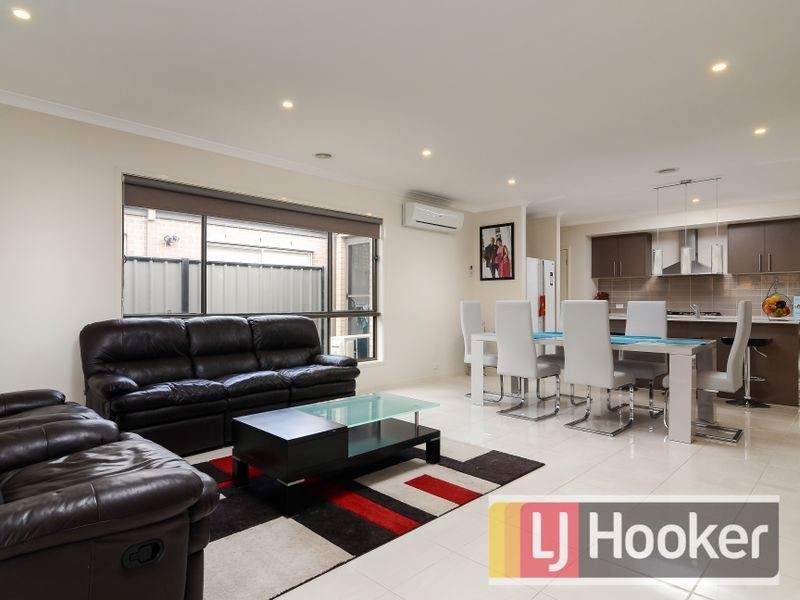 1 Freiberger Grove, Clyde North VIC 3978